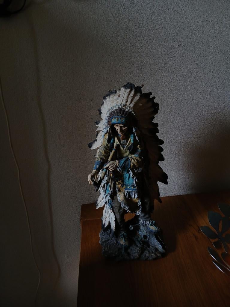 Gedetailleerd Beeld Indianenhoofdman met Veren Hoofdtooi, Ophalen of Verzenden, 20 - 50 cm, Beeld, Composieten