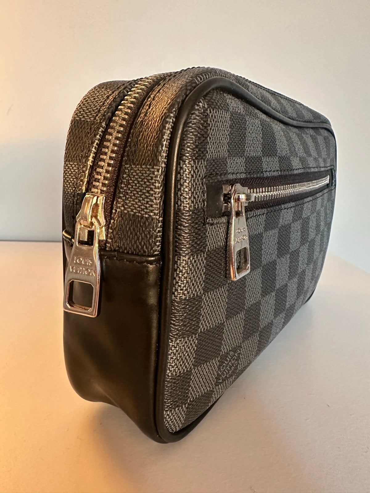 Louis Vuitton Damier Graphite Pochette Voyage MM, Zwart, Minder dan 35 cm, Zo goed als nieuw, Minder dan 20 cm