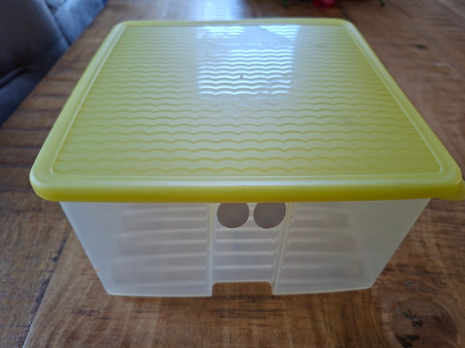 Tupperware vierkante vershoudbak met geel deksel, Huis en Inrichting, Gebruikt, Bewaardoos, Geel, Ophalen of Verzenden
