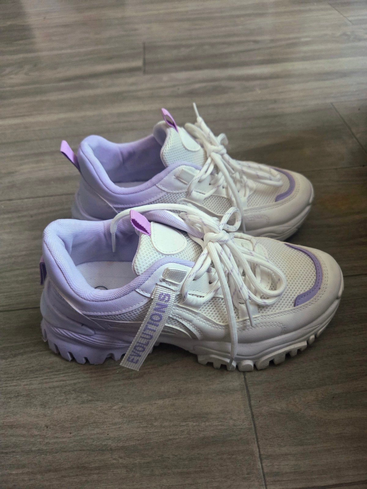 Mooie lila paars met witte sneakers in maat 38 (ZGAN), Sport en Fitness, Loopsport en Atletiek, Ophalen of Verzenden, Zo goed als nieuw