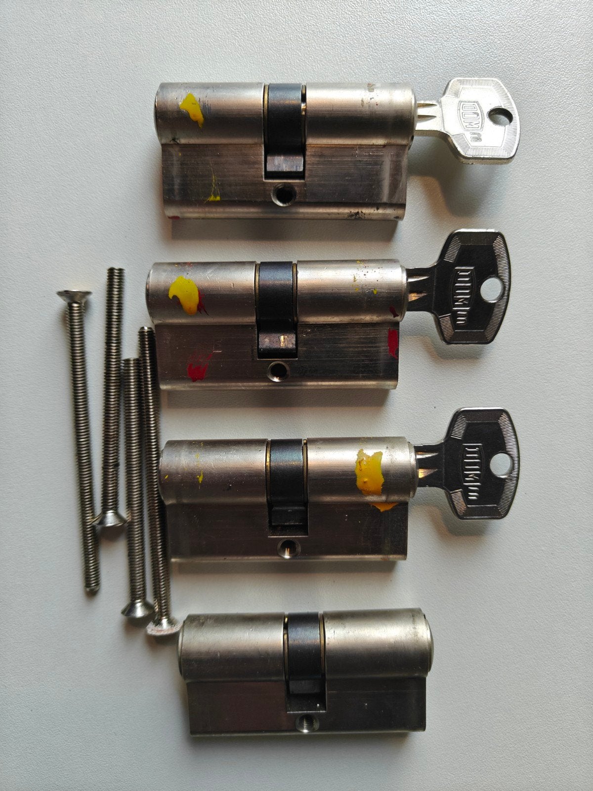 4 gelijksluitende cylinders merk DOM, Doe-het-zelf en Verbouw, Ophalen, Zo goed als nieuw, Rvs, Slot