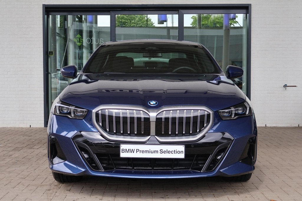BMW 5 Serie Sedan 550e xDrive | M Sport | Glazen Panoramadak, Auto's, Automaat, Stof, Gebruikt, Blauw