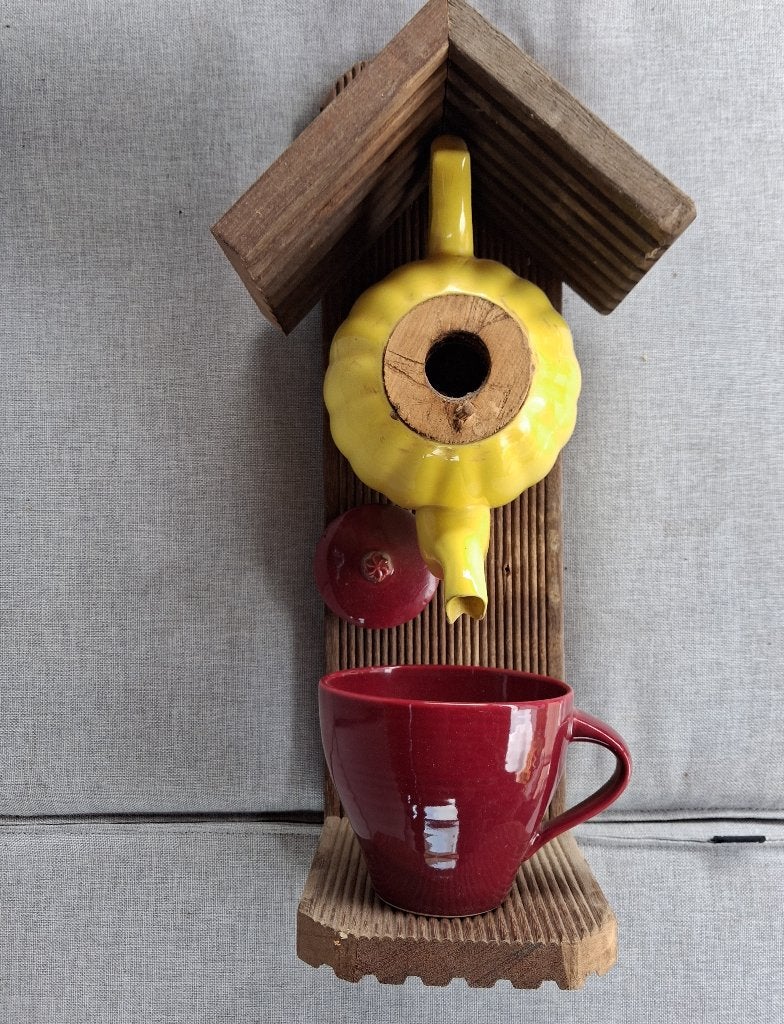 Handgemaakt Vogelhuisje Gele Theepot & Rode Mok Uniek, Ophalen of Verzenden, Zo goed als nieuw