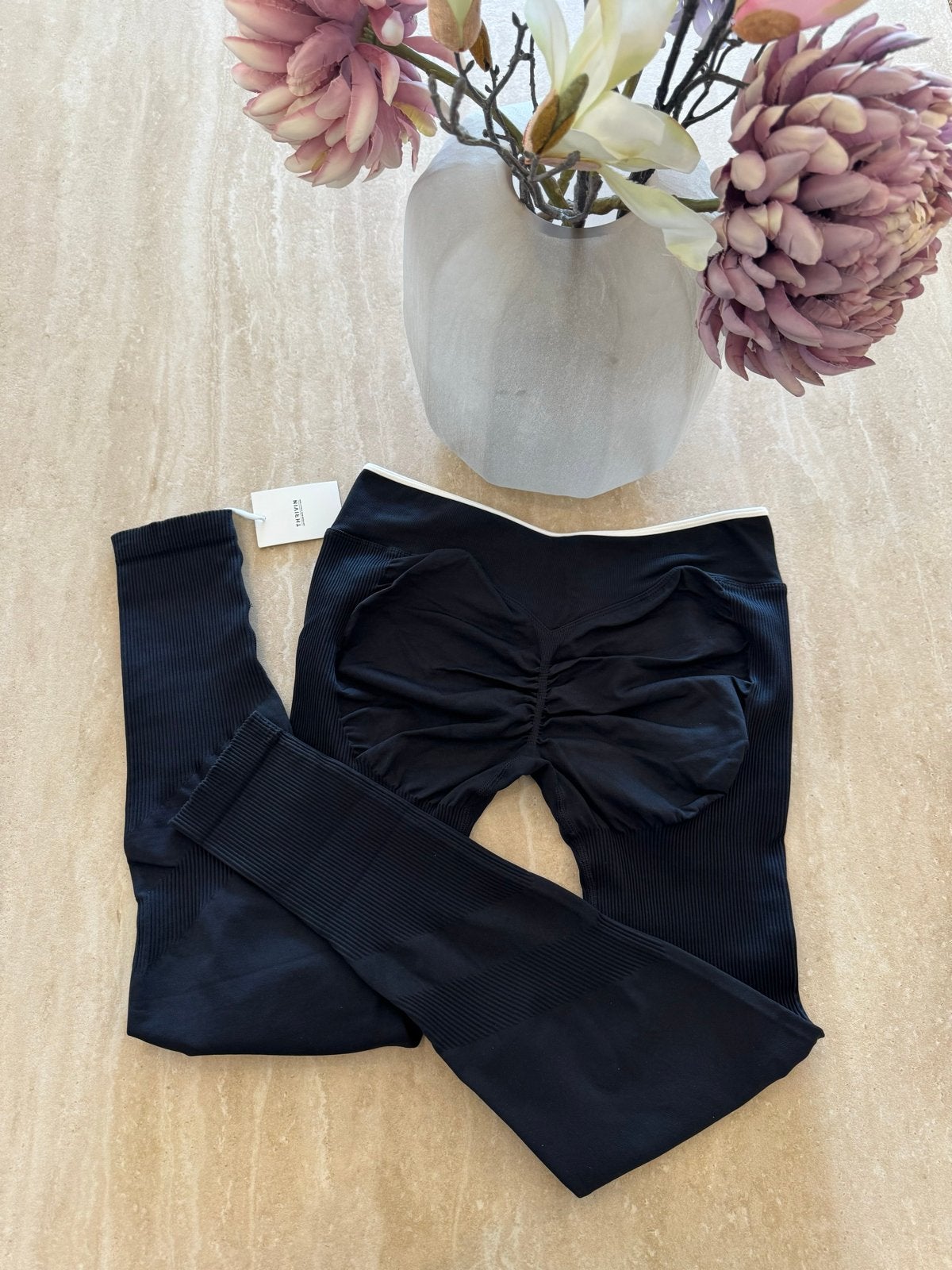 Nieuw | Zwarte thrivin V-Waist Scrunch Legging | Maat M, Maat 38/40 (M), Verzenden, Zwart, Nieuw