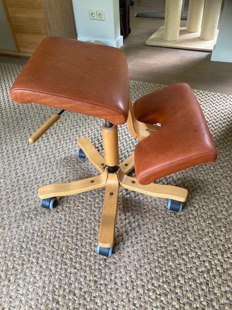 Stokke Varier Wing Kniestoel, Huis en Inrichting, Bureaustoelen, Ophalen, Gebruikt, Bruin, Bureaukruk