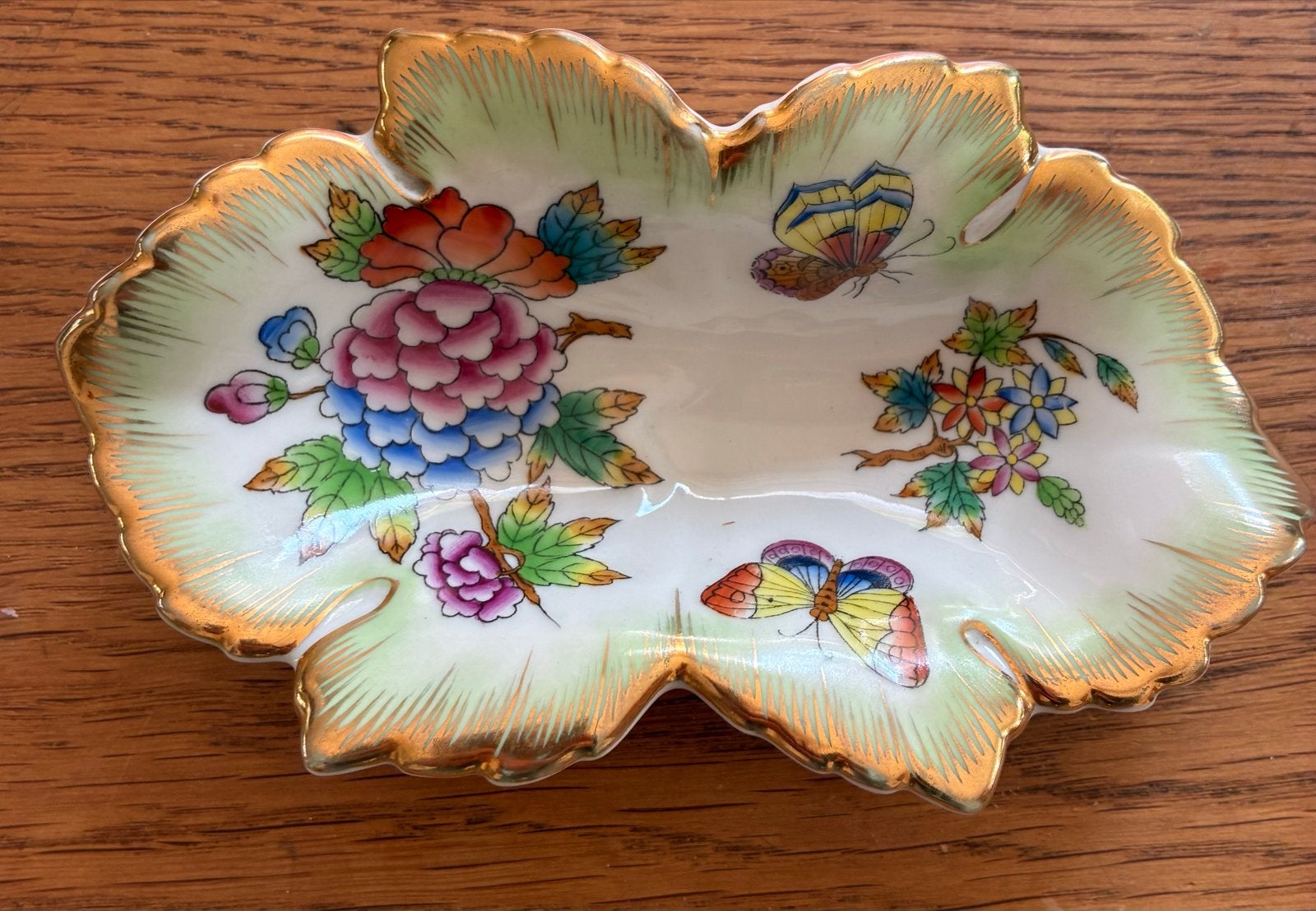 Herend Hongarije Bladvormig Schoteltje met Vlinders en Bloem, Antiek en Kunst, Antiek | Porselein, Ophalen of Verzenden