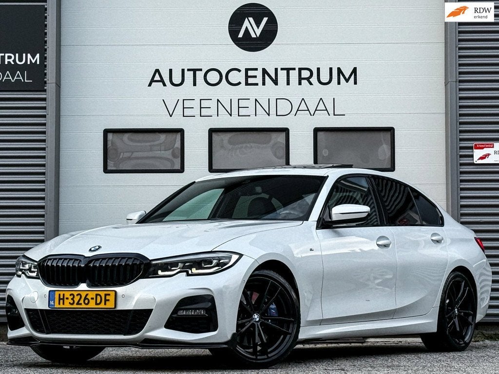 BMW 3-serie 330i High Executive 3X M-SPORT PANO/H&K/TREKHAAK, Auto's, BMW, Automaat, 1998 cc, Achterwielaandrijving, Gebruikt