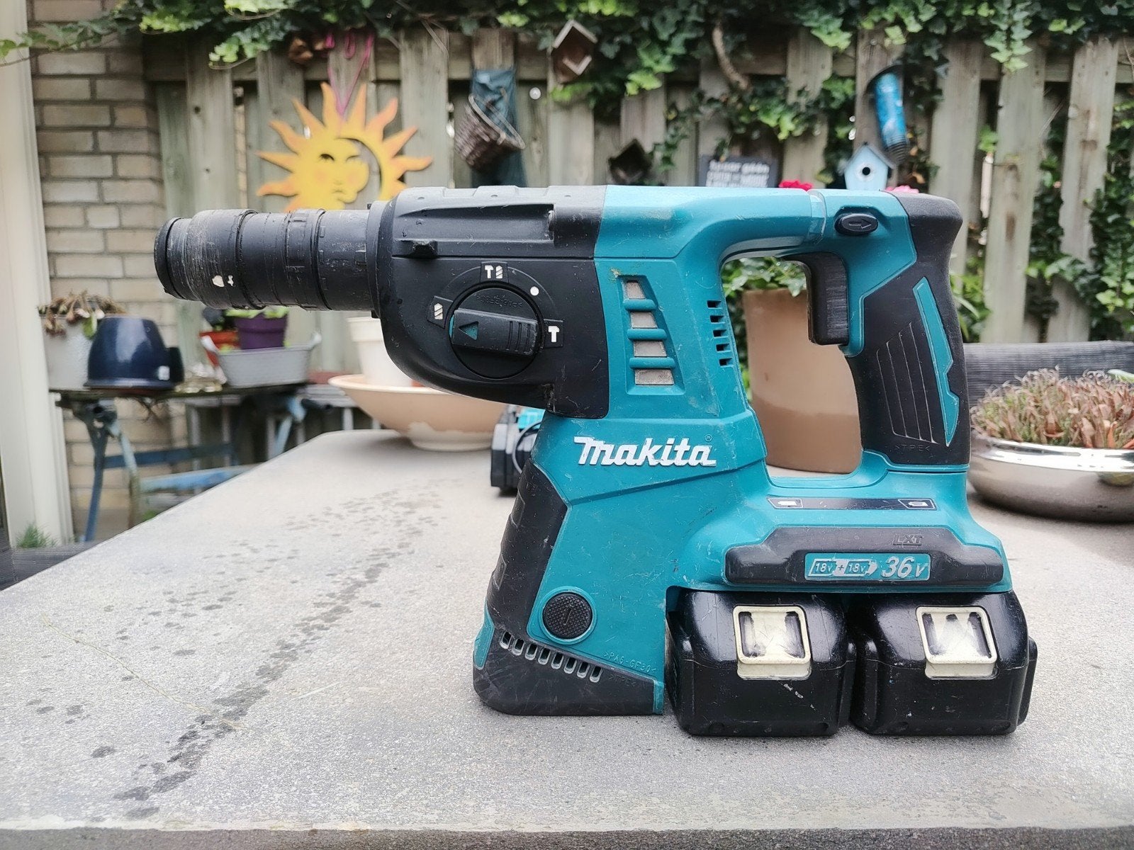 Makita DHR263 Boorhamer met lader en 2x 3.0Ah accu's, Gebruikt, Boor- en/of Breekhamer, Ophalen of Verzenden, Minder dan 400 watt