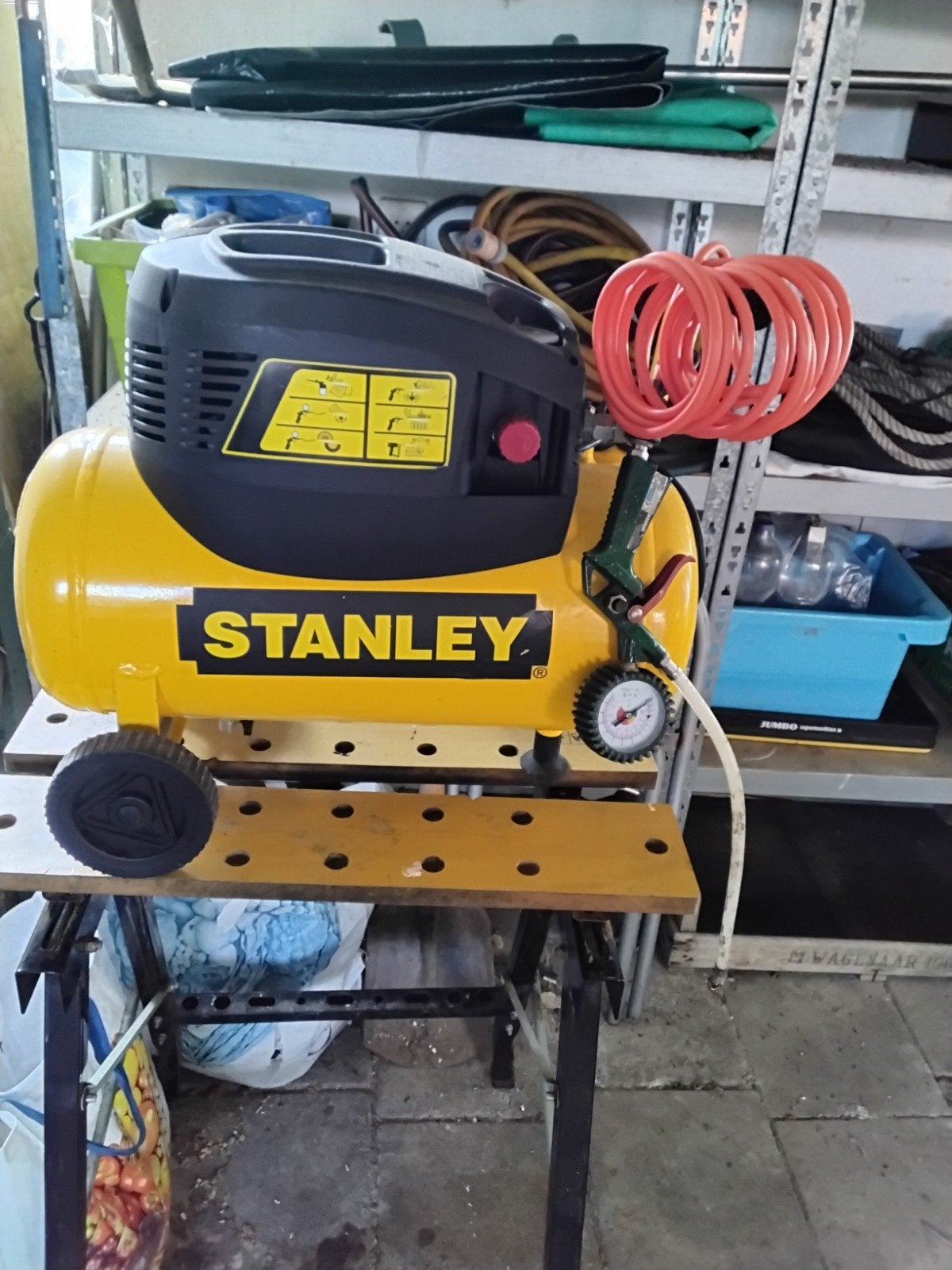 Stanley D 200/8/24 Compressor met accessoires, Ophalen, Zo goed als nieuw