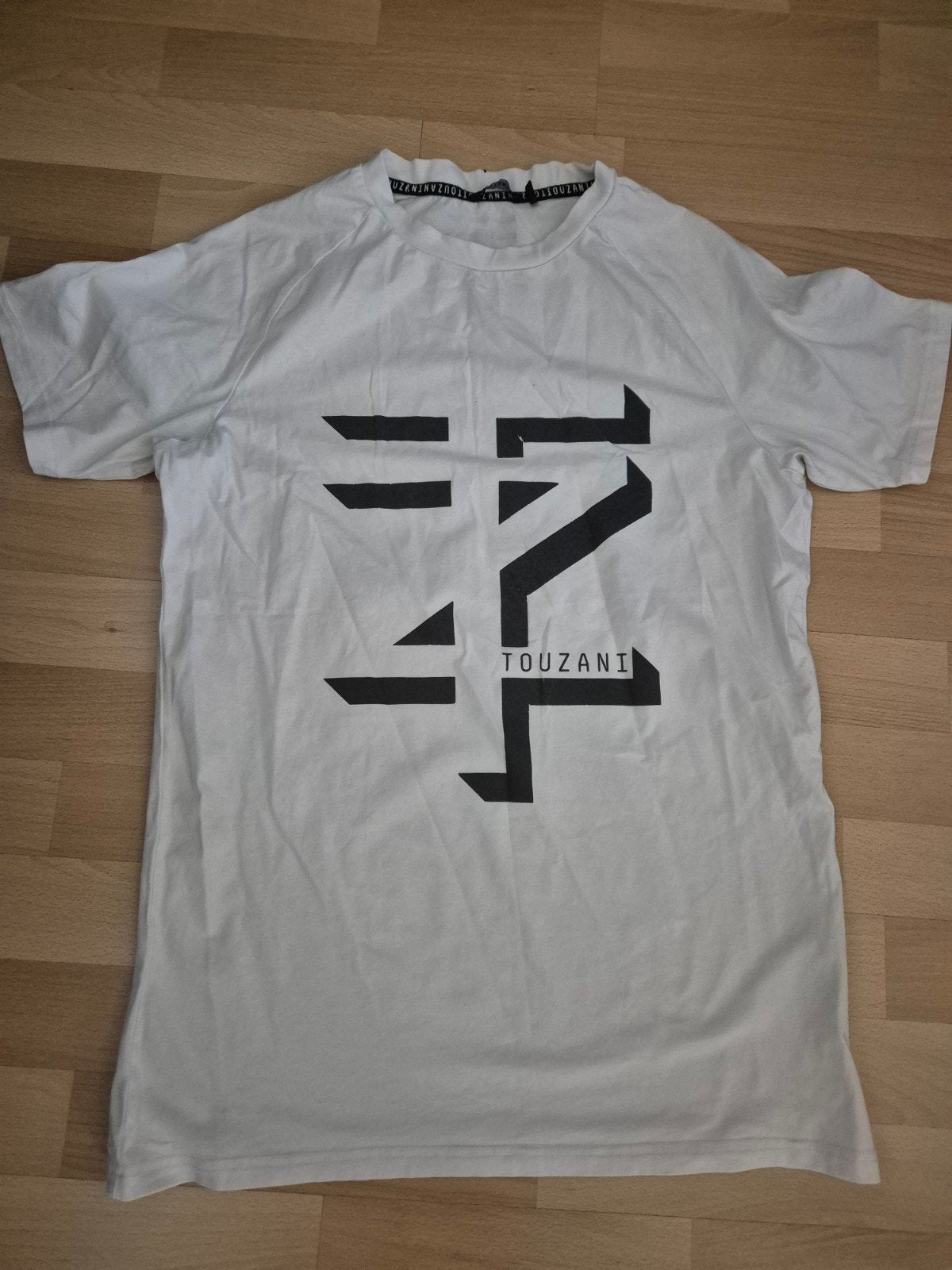 Wit Touzani T-shirt met Zwart Logo - Maat M, Wit, Ophalen of Verzenden, Zo goed als nieuw, Touzani