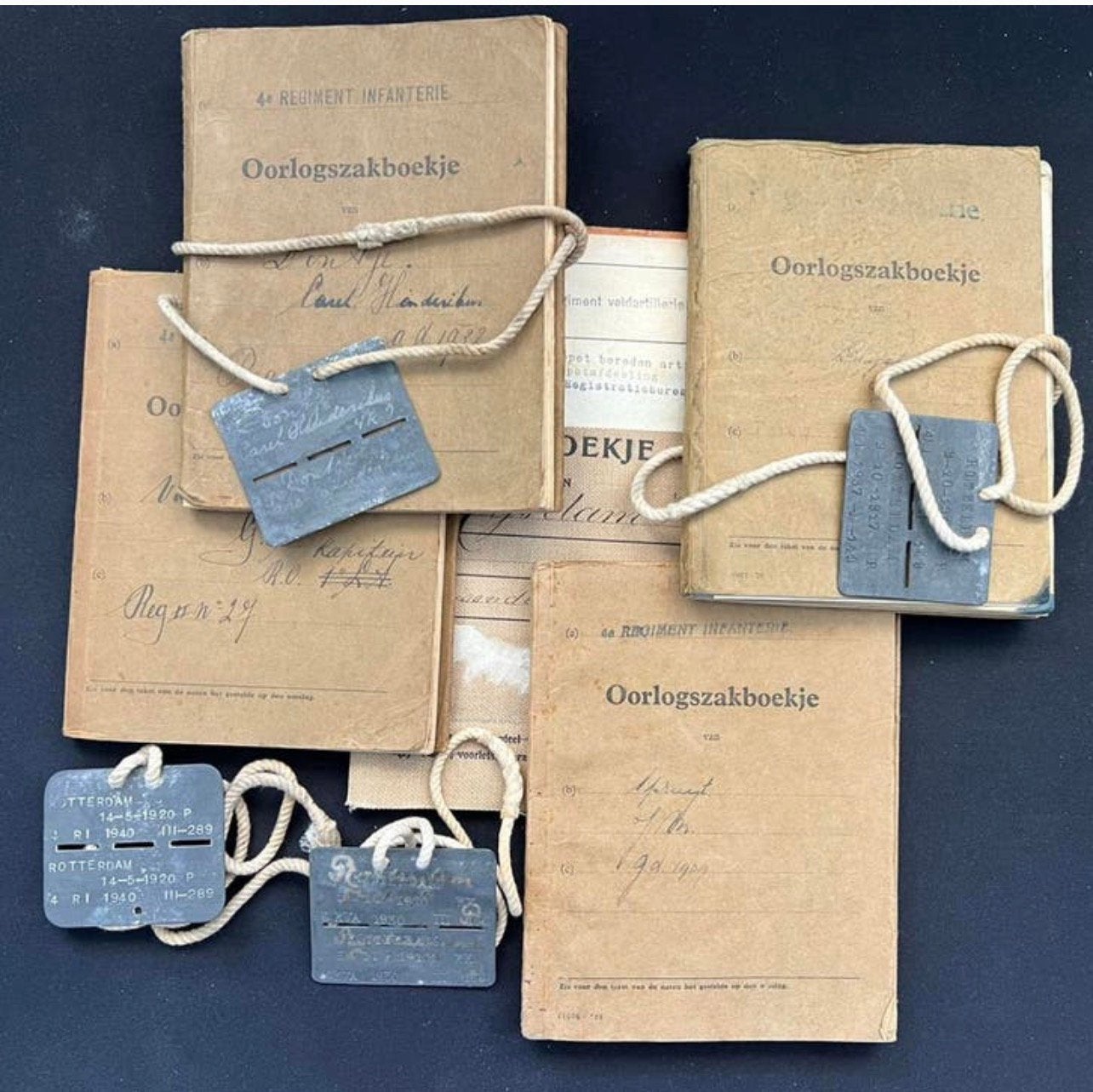 Gezocht Oorlogszakboekjes/hepla (herkenningsplaatje) 4RI, Ophalen of Verzenden, Nederland