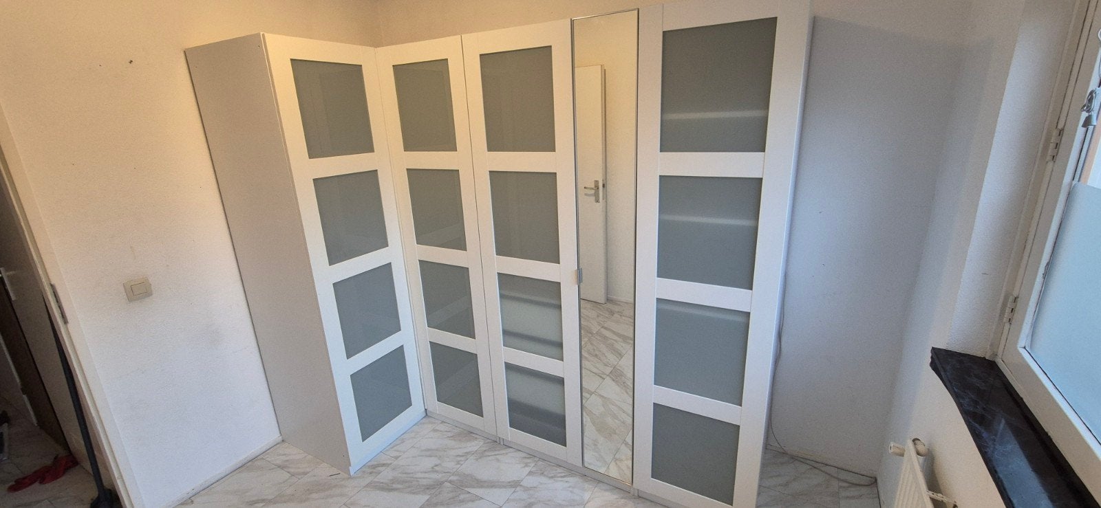 Witte hoekkast met spiegel en lades - IKEA PAX, 200 cm of meer, 150 tot 200 cm, Zo goed als nieuw, Modern