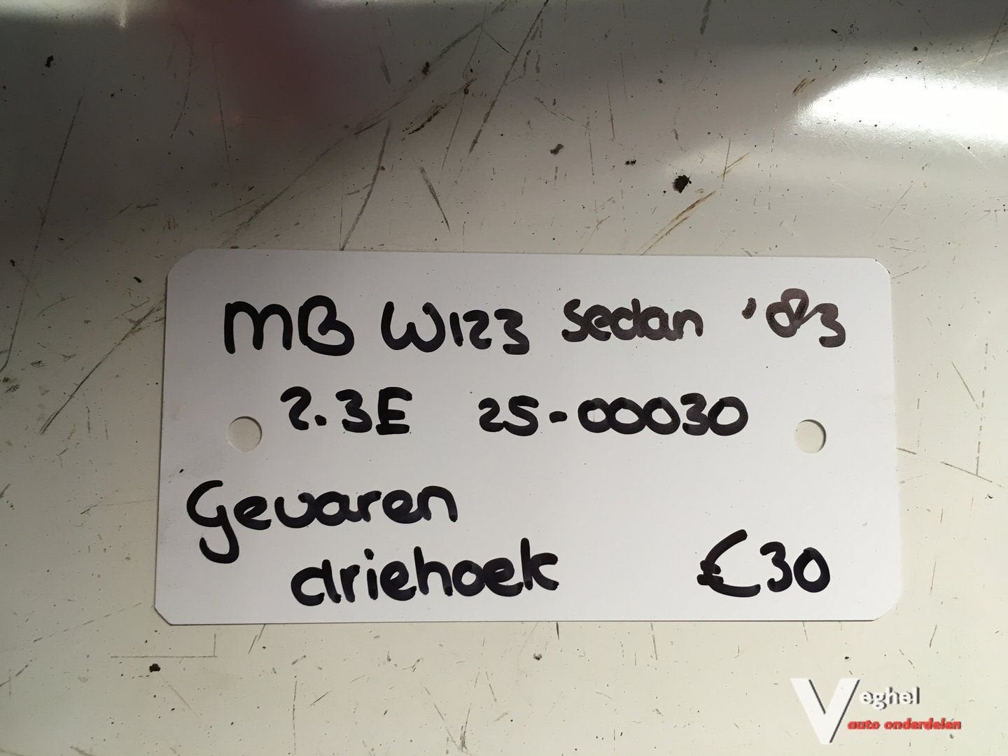 Mercedes W123 Sedan 2.3 1983 Wagennr 2500030  Gevarendriehoe