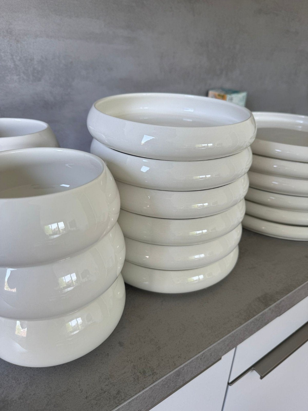 Moderne witte serviesset – 18-delig, Huis en Inrichting, Keuken | Servies, Ophalen, Zo goed als nieuw, Bord(en), Overige stijlen