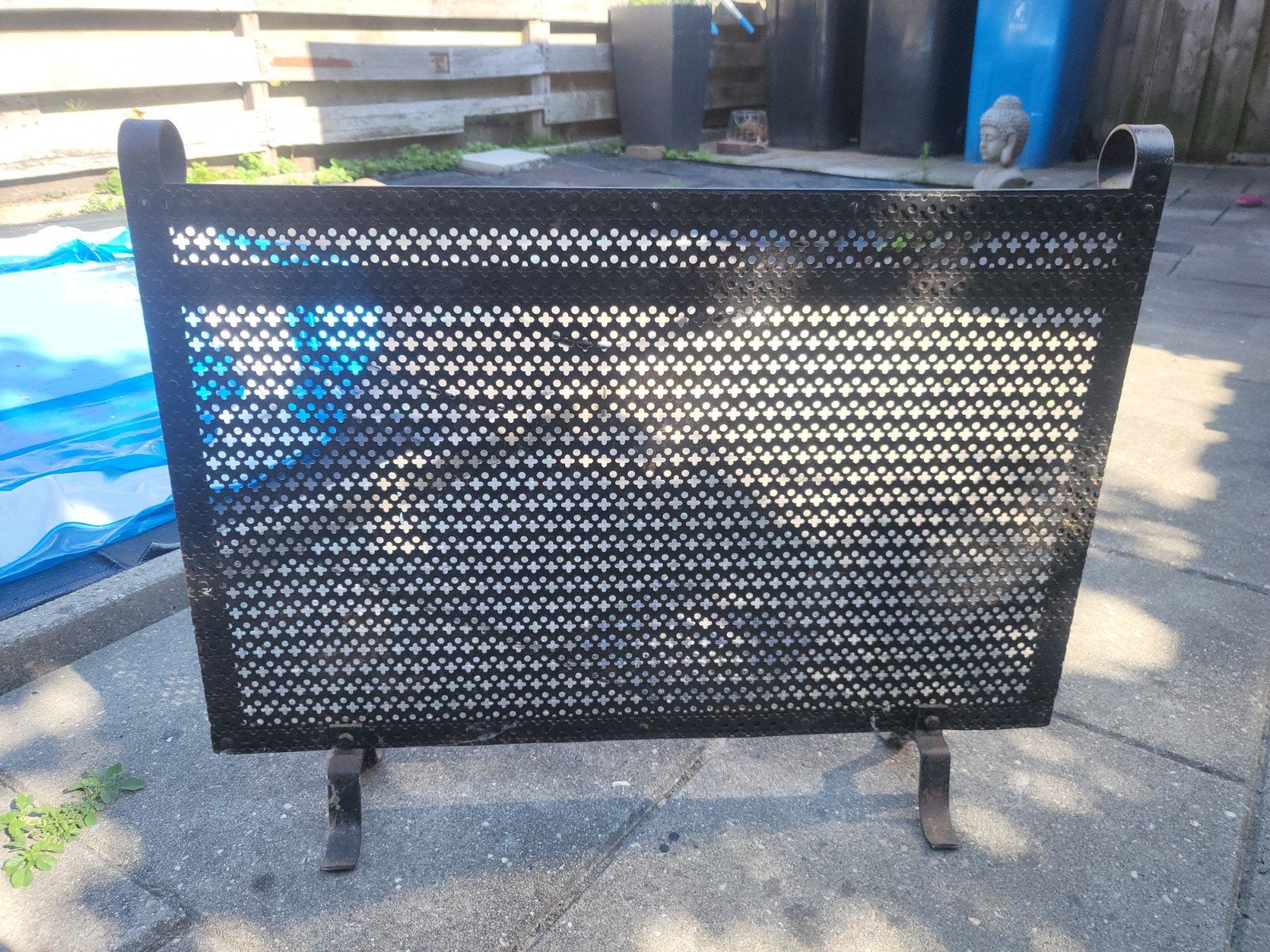 Zwart metalen haardscherm met geperforeerd patroon, Ophalen of Verzenden, Gebruikt, Overige soorten