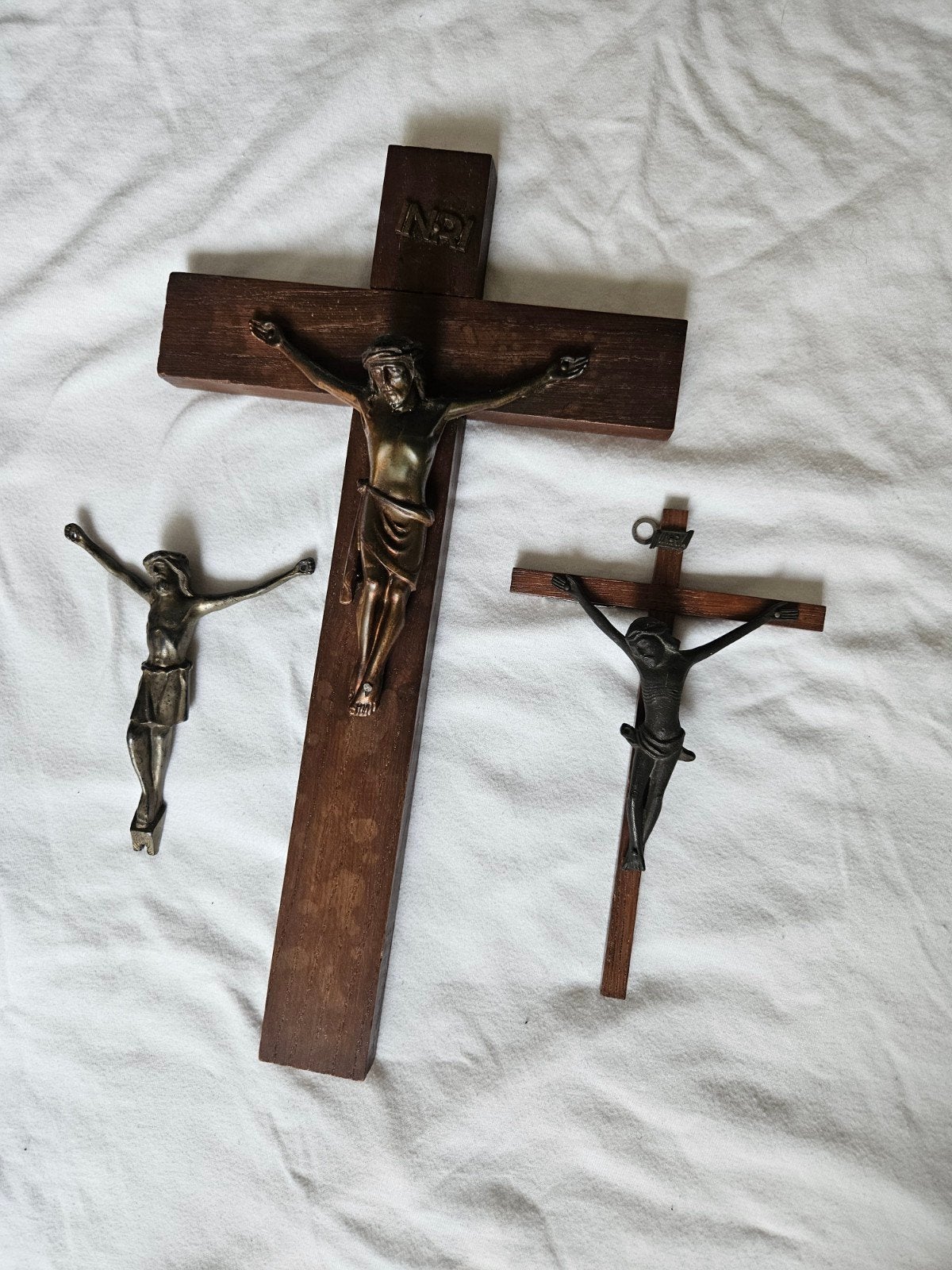 Set van 3 Vintage Kruisbeelden met Christusfiguren, Ophalen