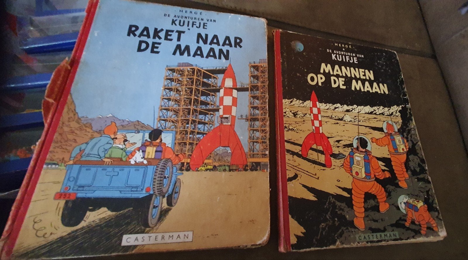 2x Oude Kuifje met rode papieren rug (1954/1955) – Maan-twee, Ophalen of Verzenden, Gelezen