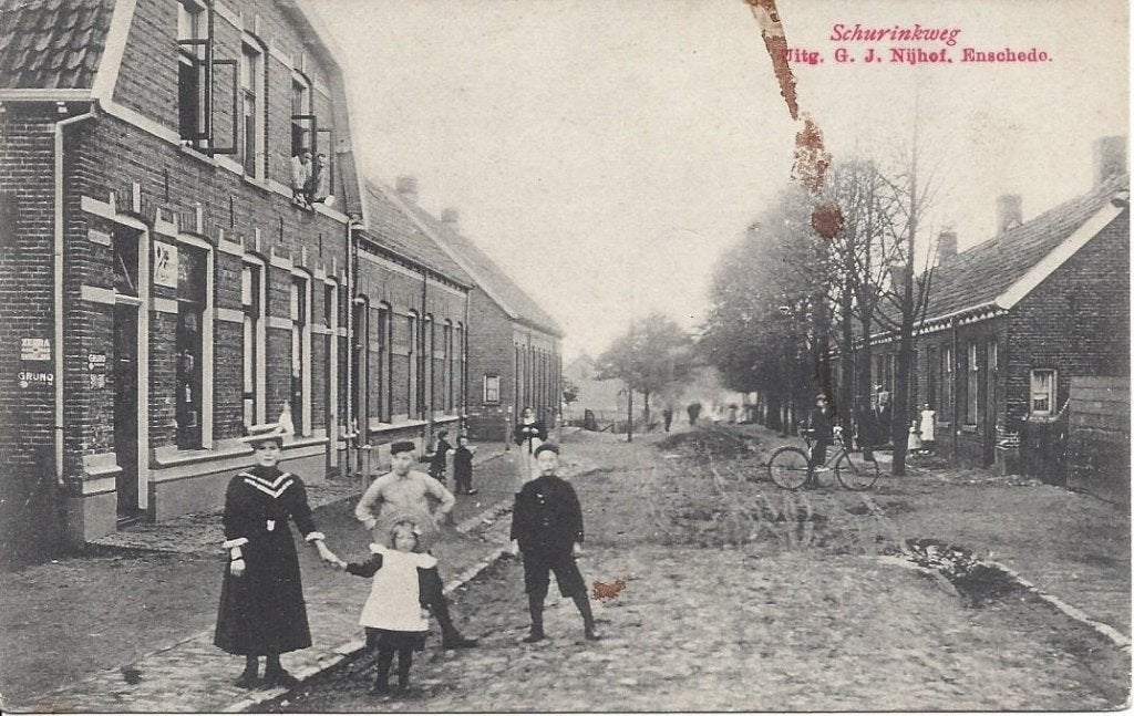 Enschede (Ov.) Schurinkweg, Volk, Fiets, ca. 1910, Ophalen of Verzenden, Voor 1920, Ongelopen, Overijssel