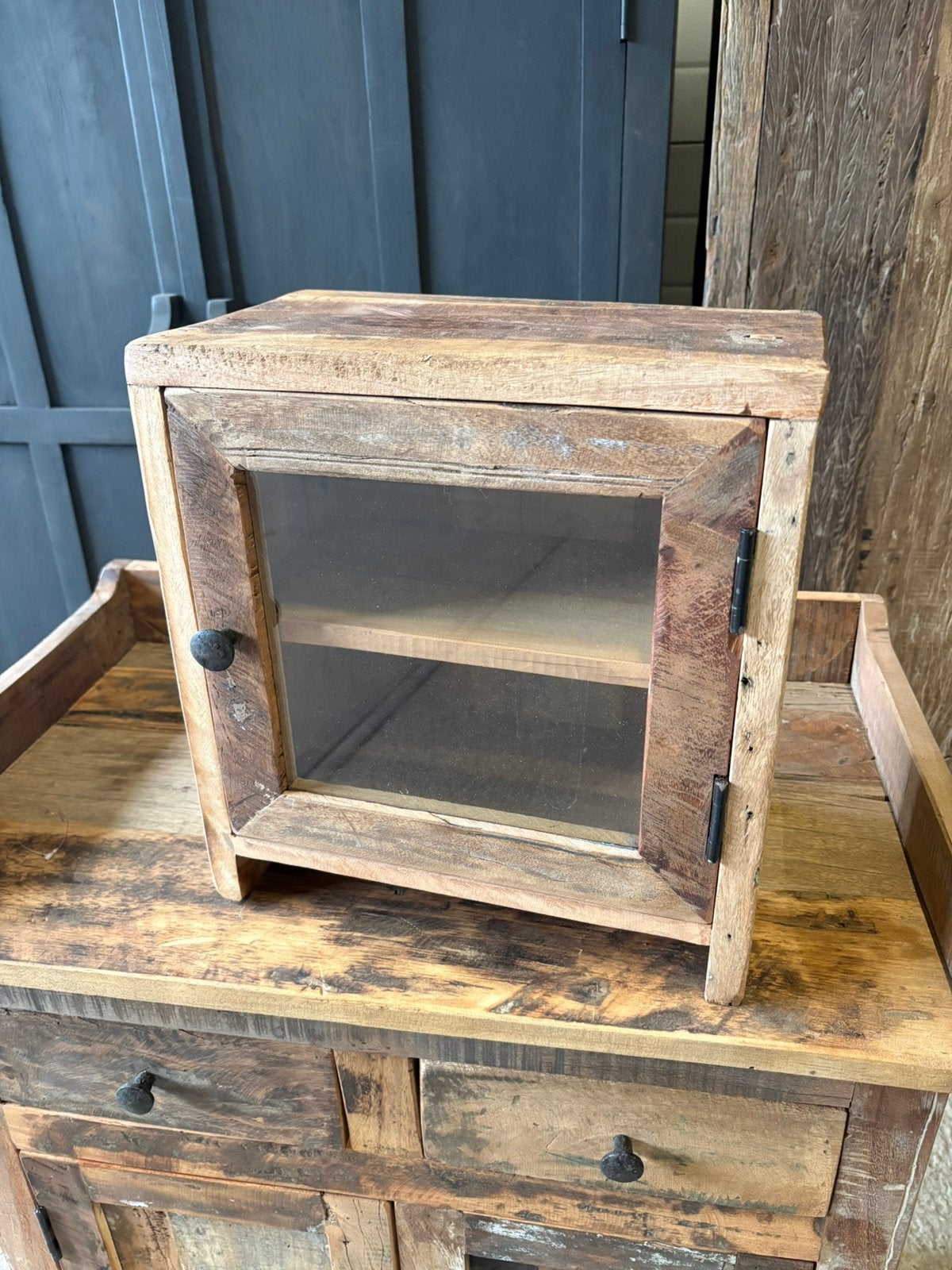 Stoer vitrinekastje van oud Truckwood, Ophalen, Minder dan 50 cm, Met deur(en), Teakhout