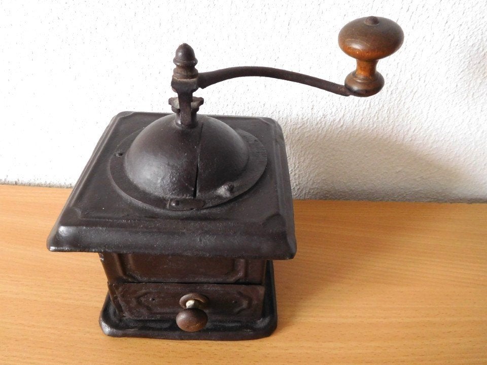 Antiek Koffiemolen in zeer oude metalen uitvoering., Ophalen