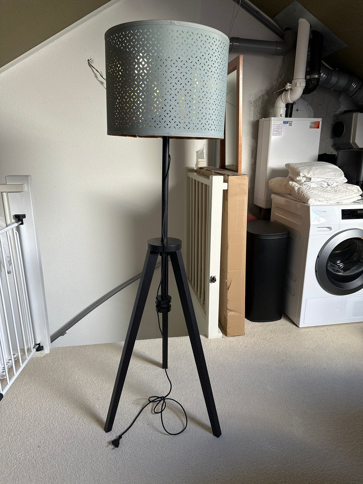 Staande lamp IKEA Nymö met driepoot onderstel, Ophalen, E27 (groot), Zo goed als nieuw, Metaal