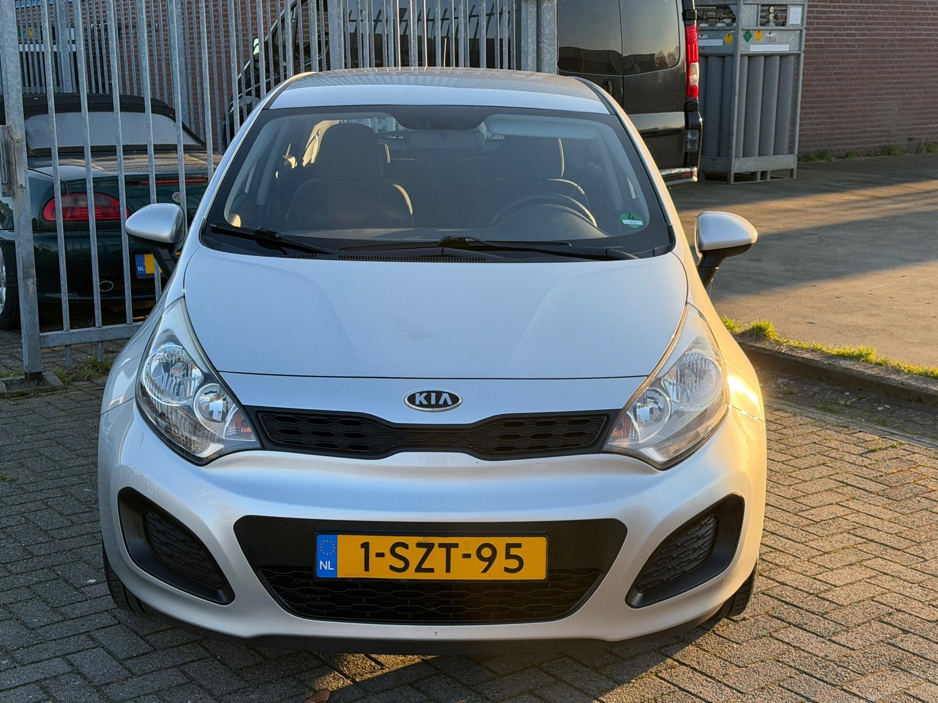 Kia Rio 1.4 CVVT Comfort Pack 109PK 5 DEURS! AIRCO l 17'LMV, Voorwielaandrijving, Euro 5, Zwart, 1396 cc