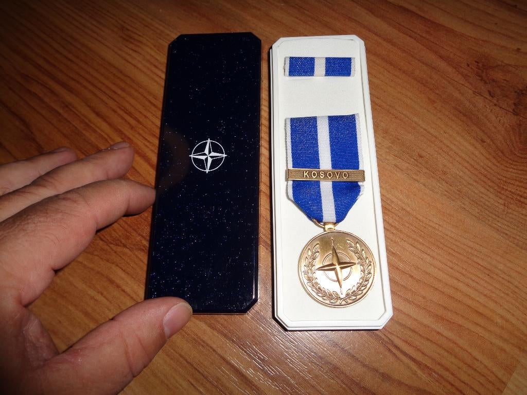 Medaille NATO Kosovo leger in doosje met baton, Verzamelen, Militaria | Algemeen, Verzenden, Landmacht, Nederland, Lintje, Medaille of Wings