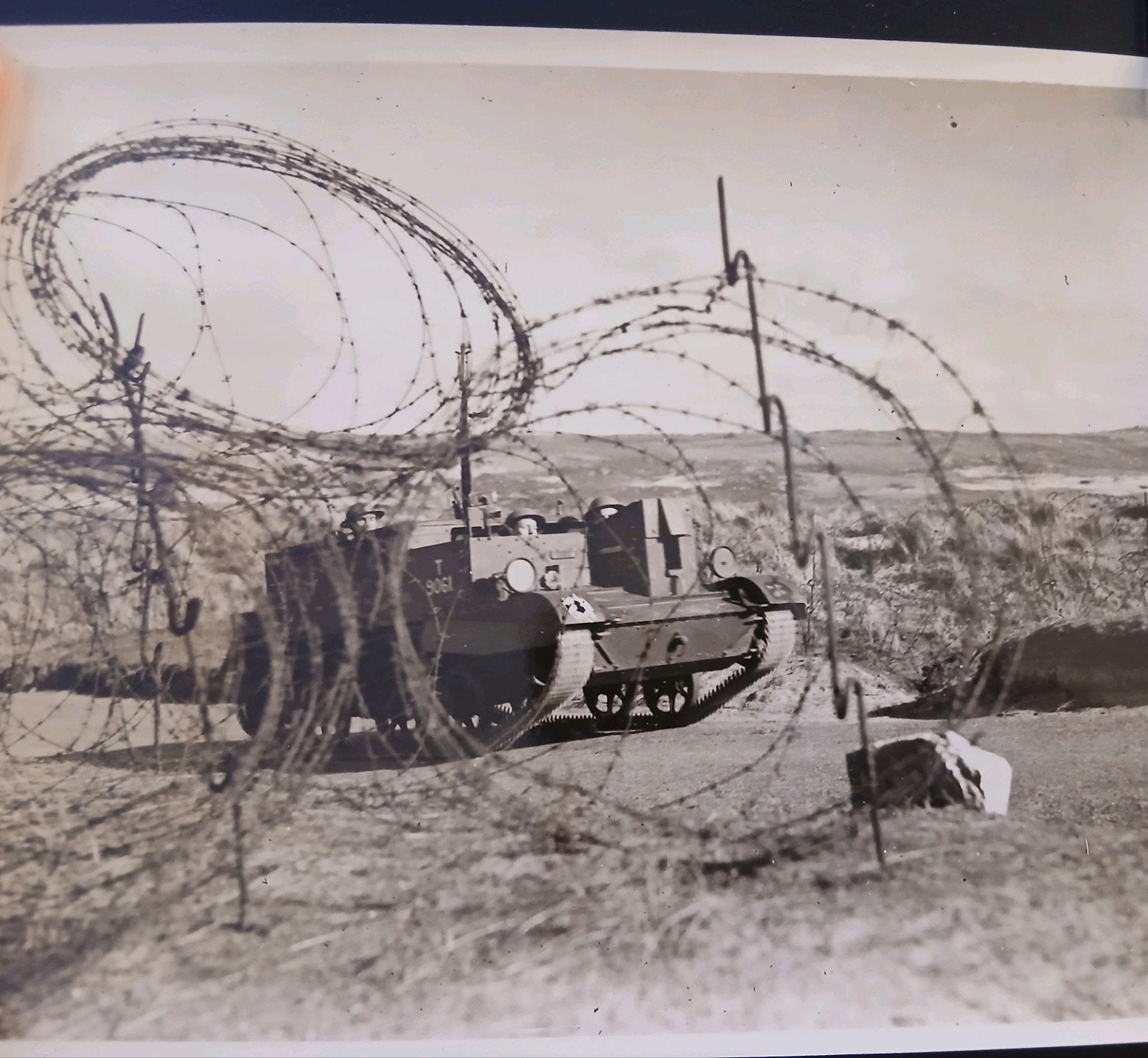 Britse Persfoto Bren Carrier Wo2, Verzamelen, Ophalen of Verzenden, Engeland, Embleem of Badge