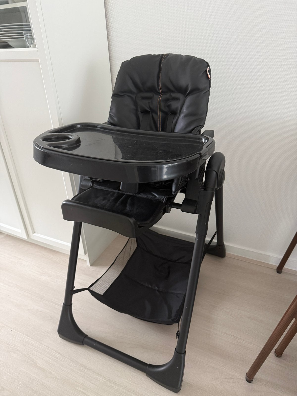 Qute Kinderstoel – Zwart – Verstelbaar, Kinderen en Baby's, Kinderstoelen, Ophalen, Zo goed als nieuw, Meegroeistoel, Afneembaar eetblad