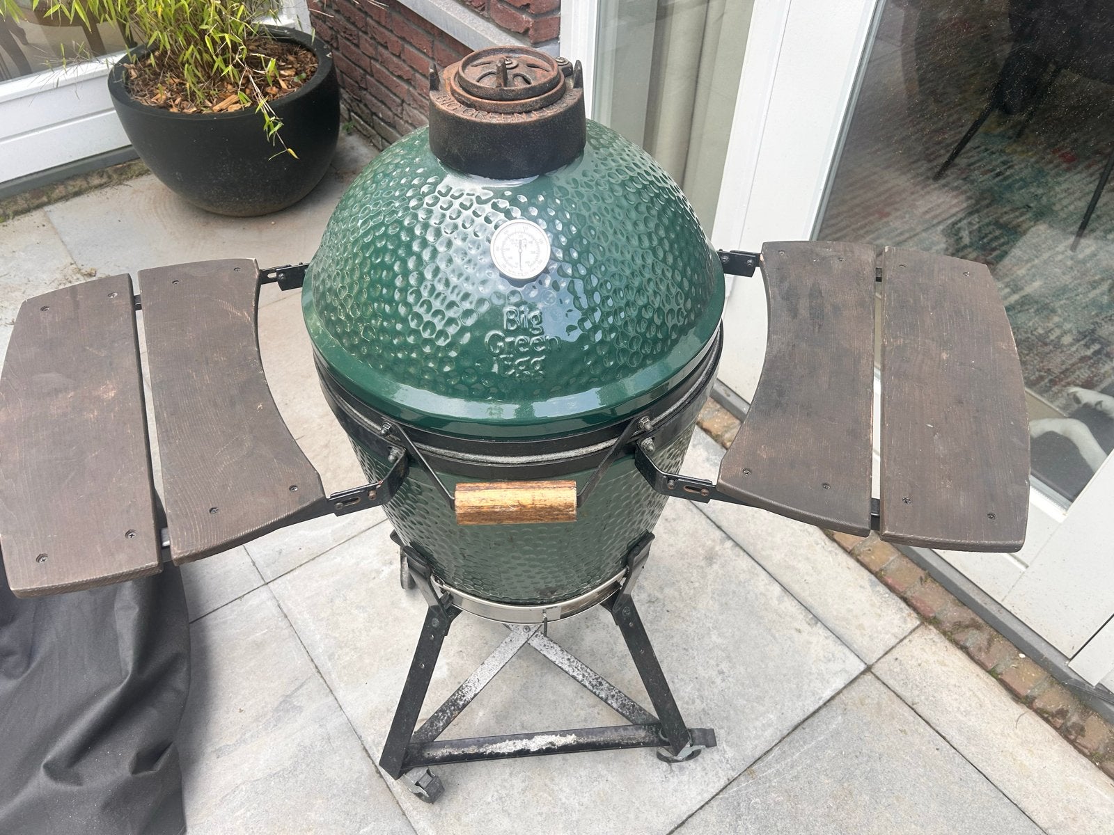 Big Green Egg Medium met hoes en nest, Tuin en Terras, Ophalen, Gebruikt, Houtskool, Vrijstaand