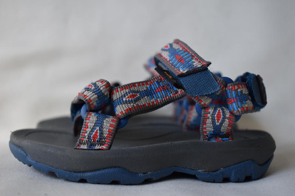 April'26 TEVA maat 20 sandalen blauw rood groen NIEUW, Kinderen en Baby's, Kinderkleding | Schoenen en Sokken, Schoenen, Nieuw