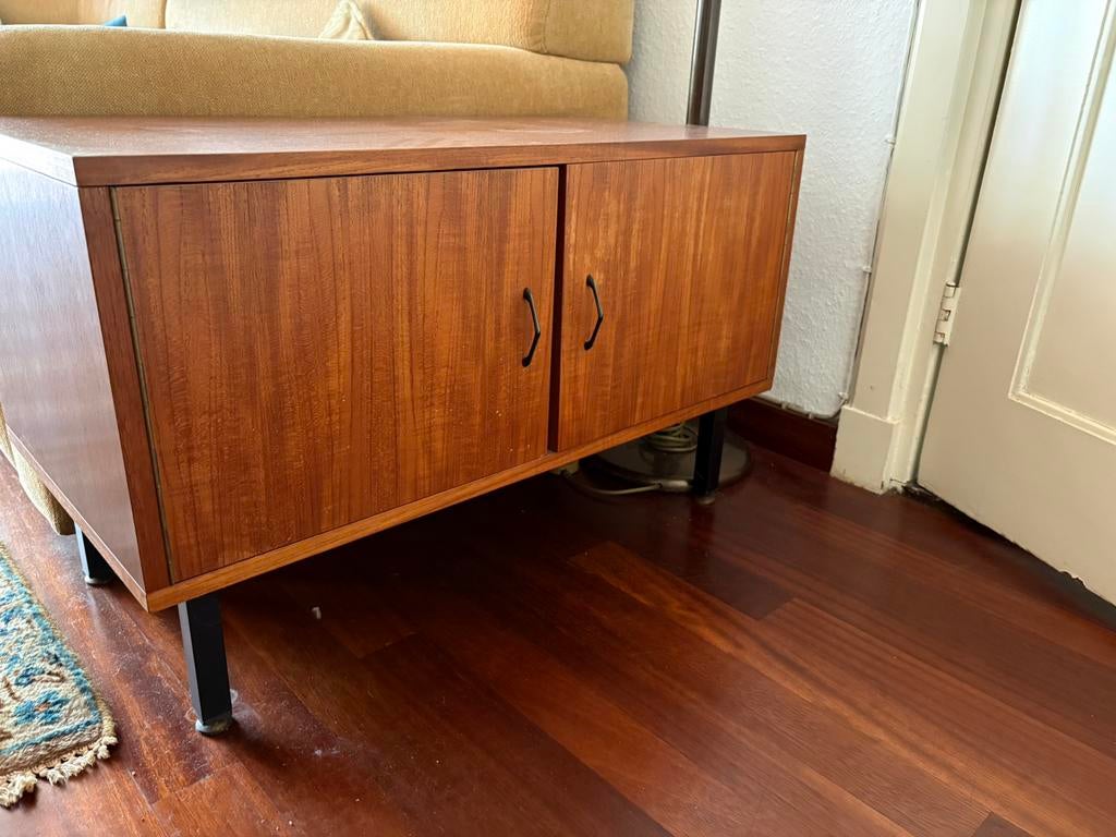 Vintage houten dressoir, TV-meubel, Laag, Klein, jaren 60, Ophalen, Met deur(en), Teakhout, Mid-Century