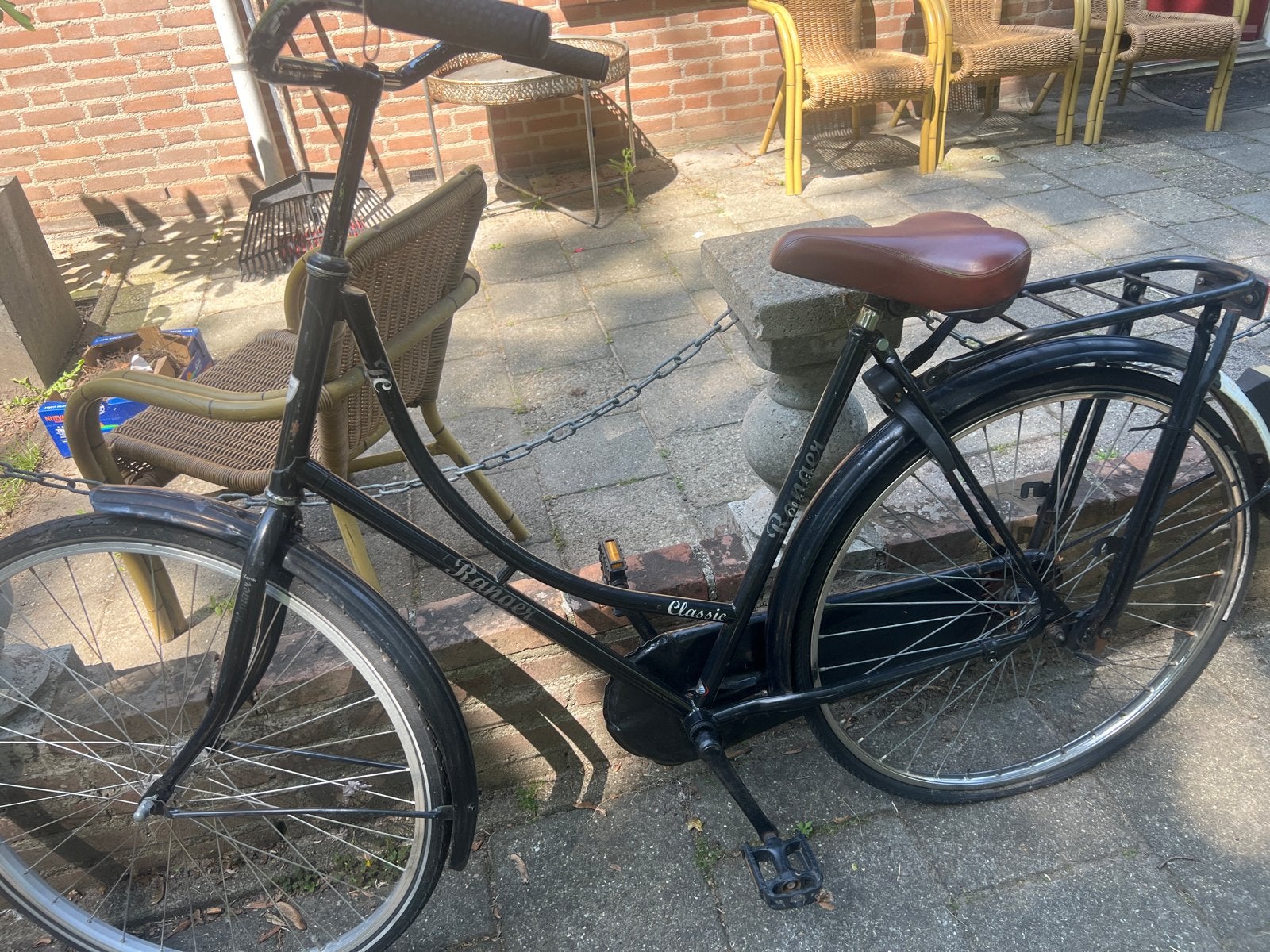 28 inch Omafiets met lekke achterband, 56 cm of meer, Ophalen, Gebruikt, Terugtraprem