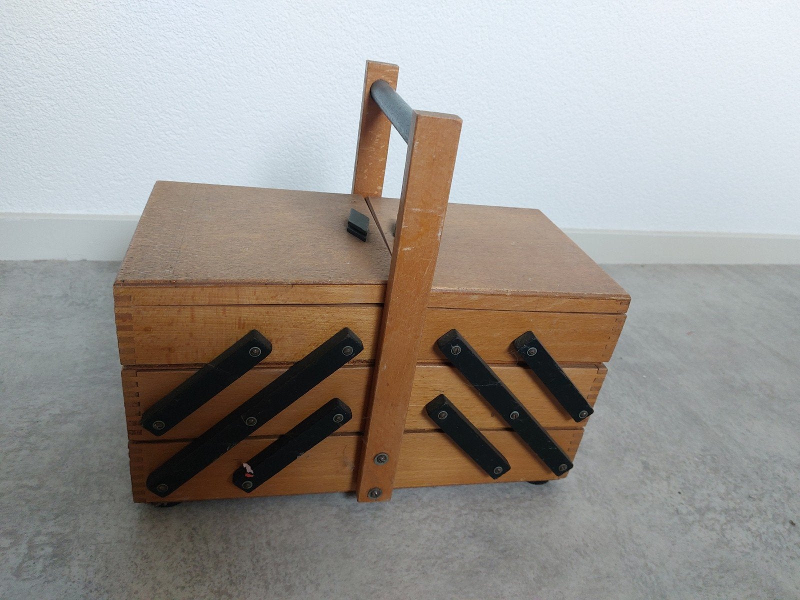 Vintage houten naaidoos met uitschuifbare vakken, Hobby en Vrije tijd, Naaien en Fournituren, Ophalen of Verzenden, Gebruikt, Overige typen