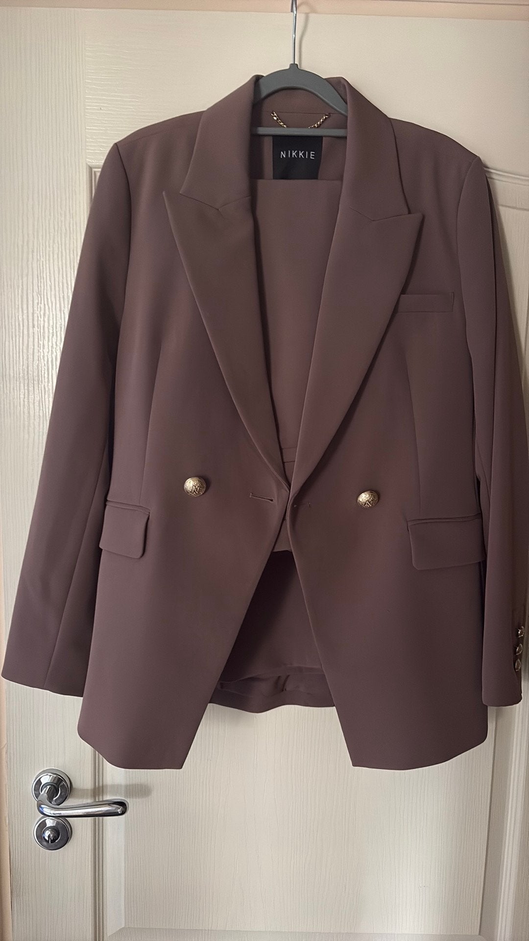 Nikkie zayana blazer met pantalon, Kostuum of Pak, Bruin, Maat 42/44 (L), Ophalen of Verzenden