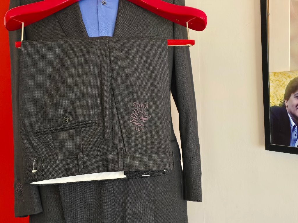 KNVB (Suitsupply) Kostuum met grijze kleur maat 46, Ophalen, Nieuw, Grijs, Maat 46 (S) of kleiner