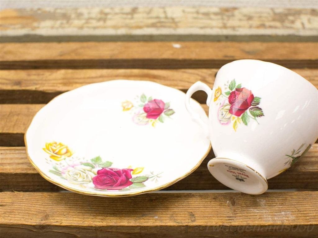 Royal Vale Bone China kop en schotel 14991, Gebruikt, Ophalen of Verzenden, Bord(en), Overige stijlen