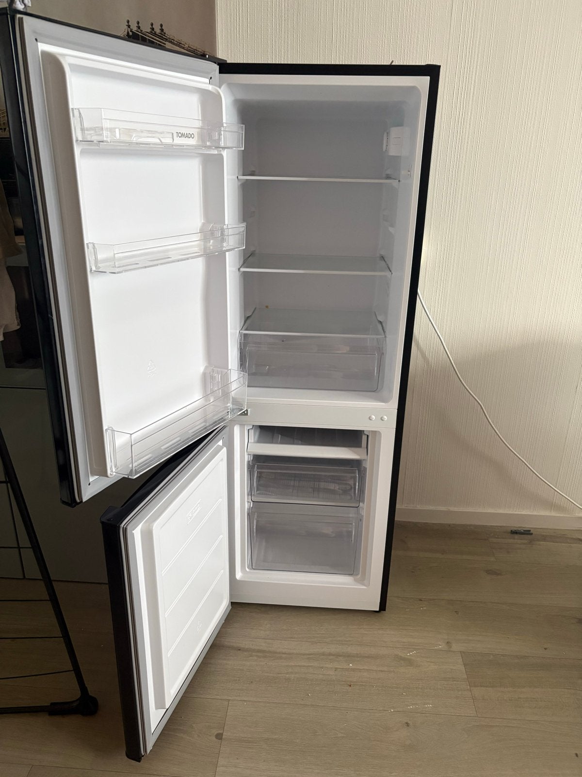 3 jaar oude Tomado TCR1420 Koel-vriescombinatie 173L, Witgoed en Apparatuur, Koelkasten en IJskasten, Ophalen, 150 tot 200 liter