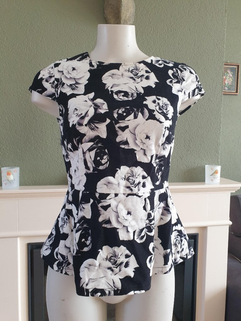 Mint & Berry zwart witte rozen top 36 S, Verzenden, Zo goed als nieuw, Korte mouw, Maat 36 (S)