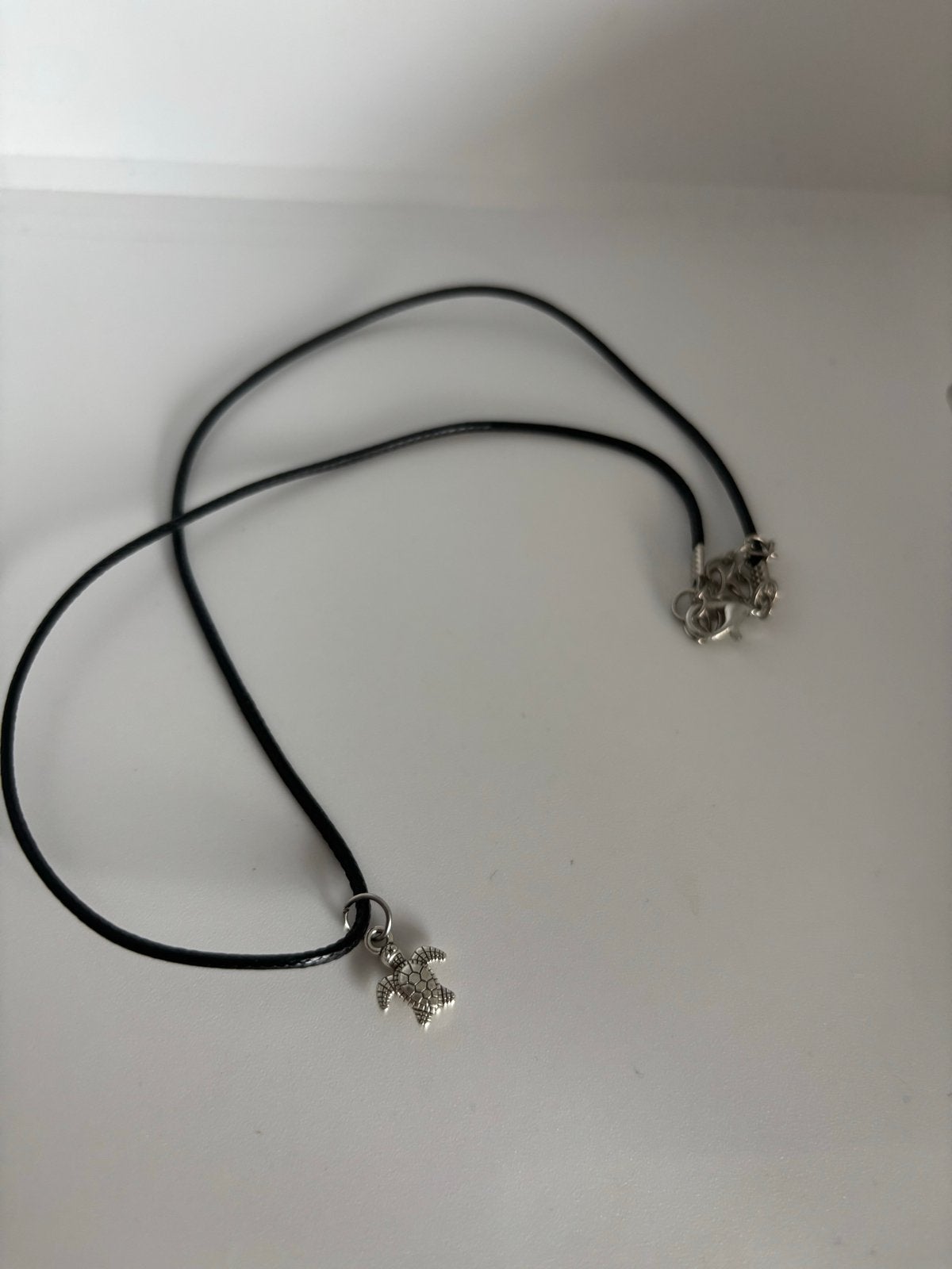Nieuwe zwarte ketting met zilverkleurige schildpad hanger, Sieraden, Tassen en Uiterlijk, Kettingen, Verzenden, Zwart, Nieuw, Overige materialen