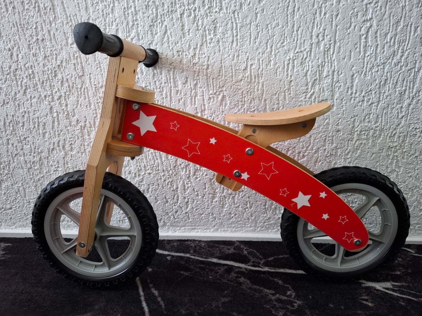 Houten loopfiets rood met sterren., Ophalen, Zo goed als nieuw, Minder dan 16 inch