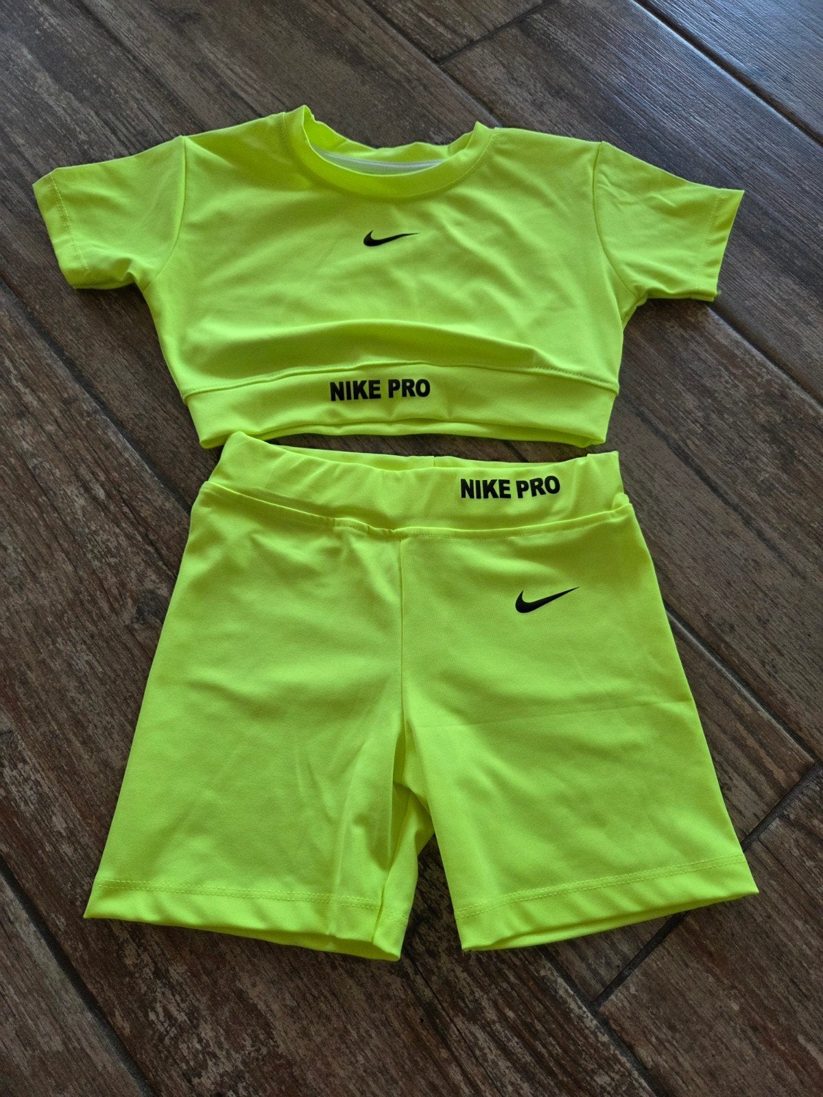 Nike Pro Set - Neon Geel - Maat 128, Ophalen, Jongen of Meisje, Nike Pro, Zo goed als nieuw