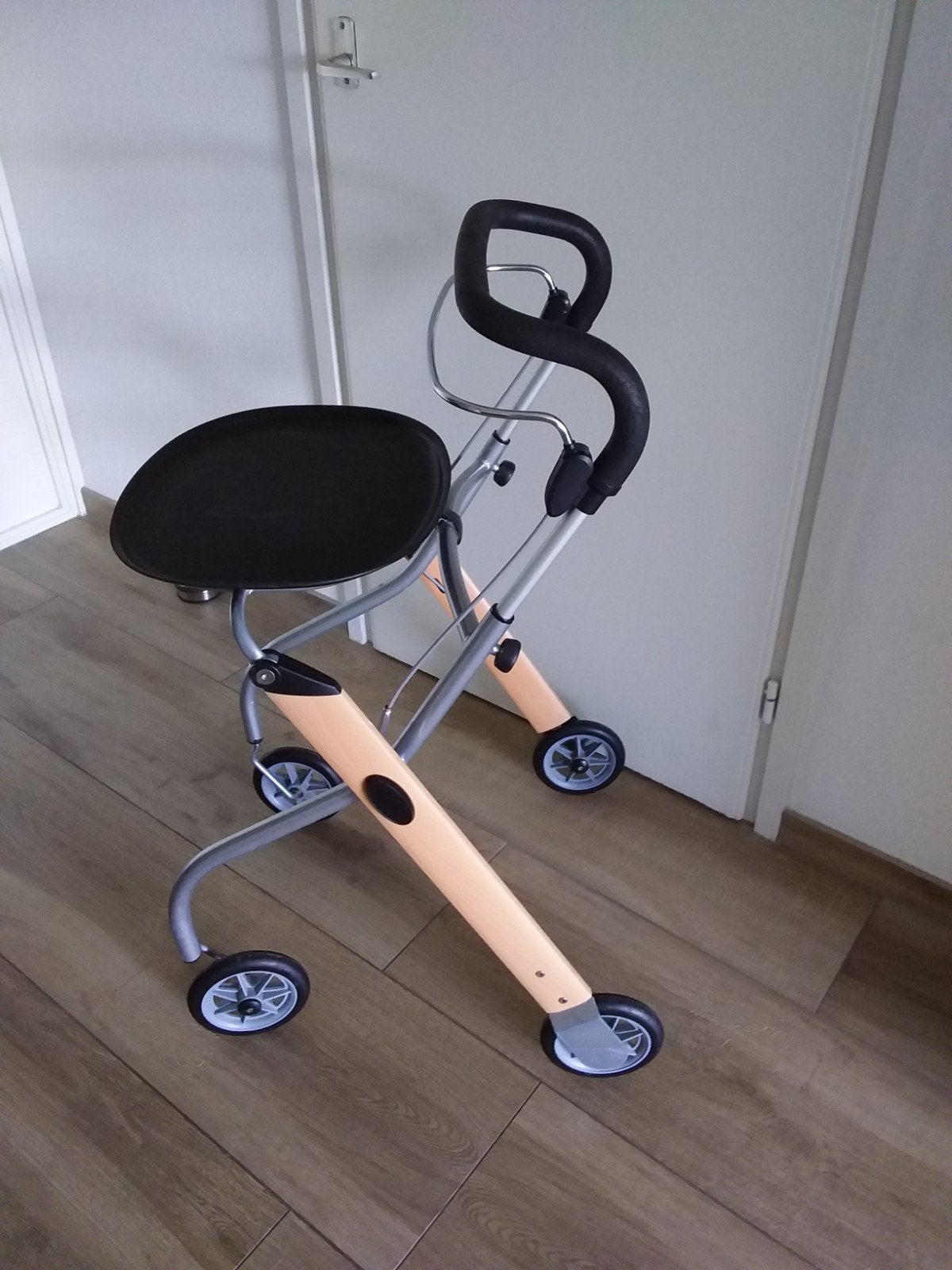 Rollator voor binnen,  binnen rollator Trust Care, Ophalen