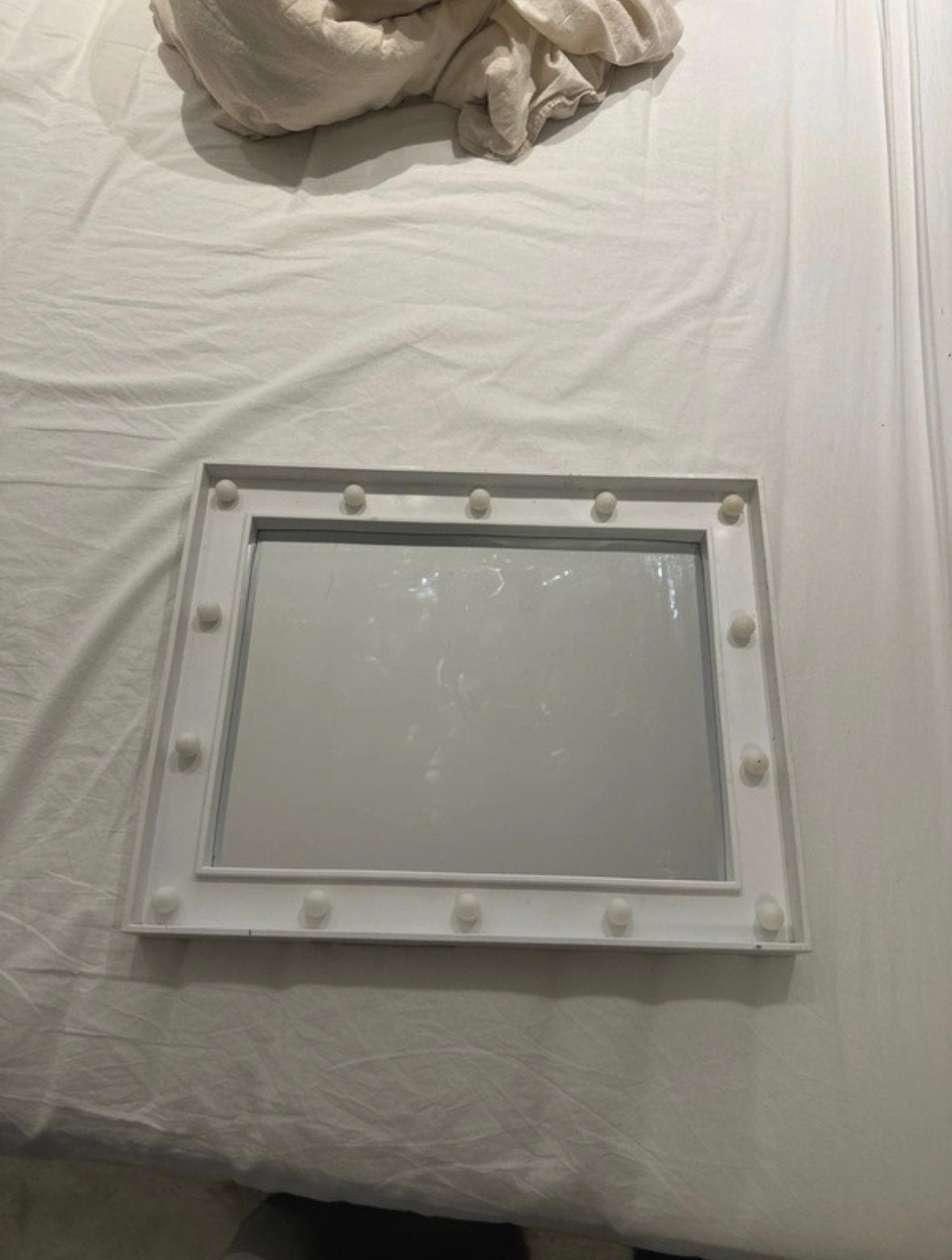 Mooie spiegel met verlichting (lampjes defect), Huis en Inrichting, Gebruikt, Ophalen of Verzenden, Minder dan 100 cm, Rechthoekig