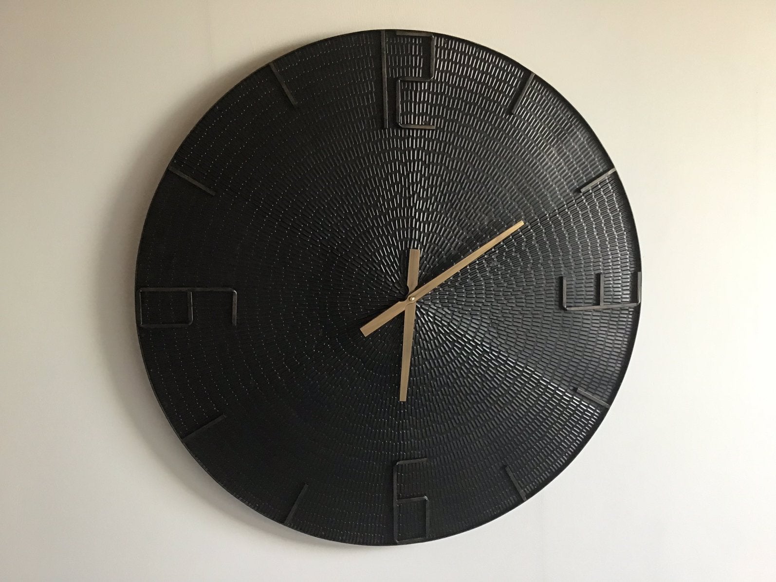 Wandklok zwart metaal 80 cm doorsnee is 100% in orden, Huis en Inrichting, Woonaccessoires | Klokken, Ophalen, Zo goed als nieuw