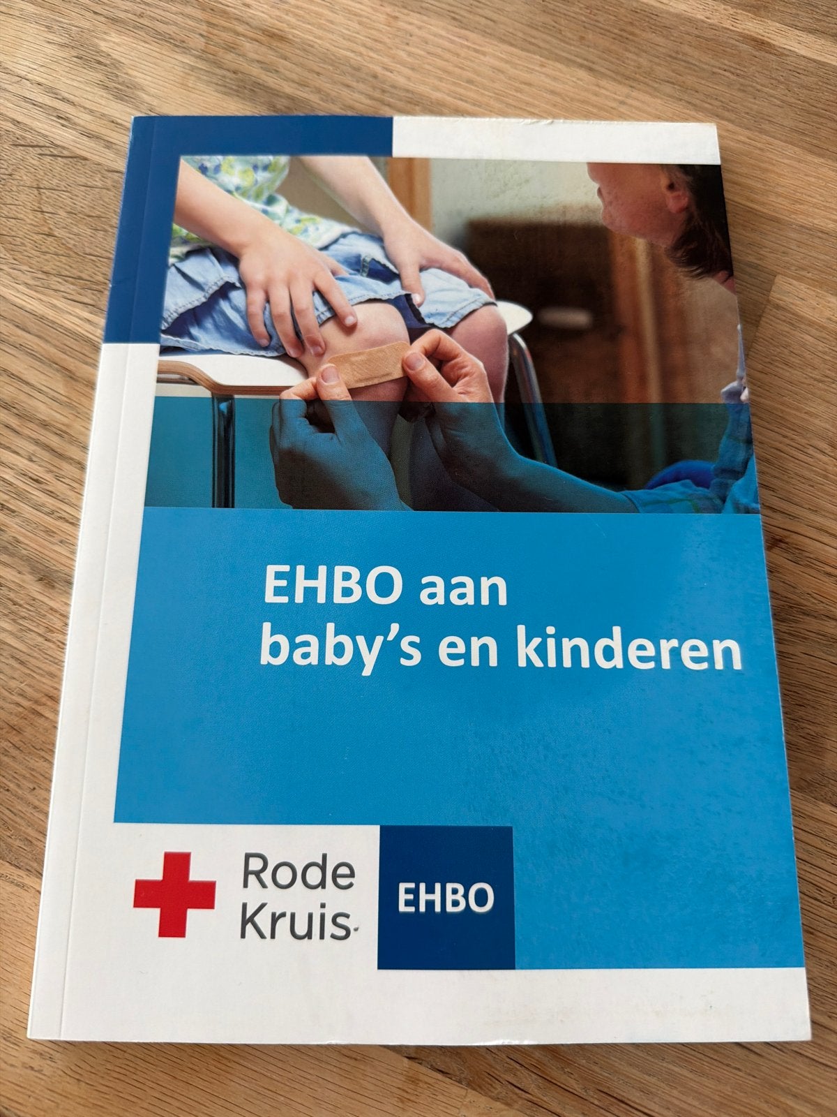 EHBO aan baby's en kinderen - Rode Kruis, Ophalen of Verzenden, Zo goed als nieuw, Opvoeding tot 6 jaar