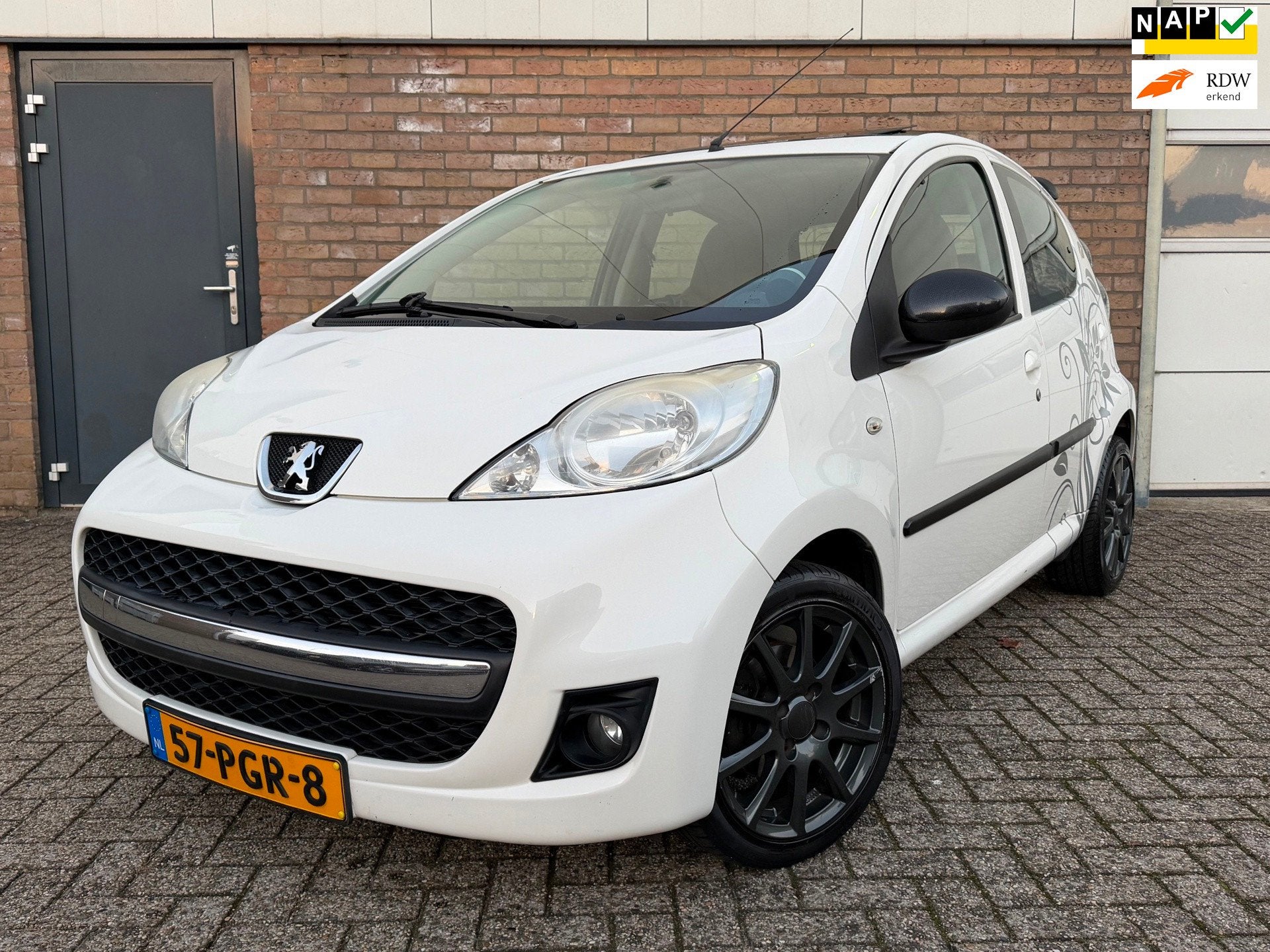 Peugeot 107 1.0-12V Millesim 200 LEDER/DAK/1E EIGENAAR !, Auto's, Voorwielaandrijving, Gebruikt, 4 stoelen, Bedrijf