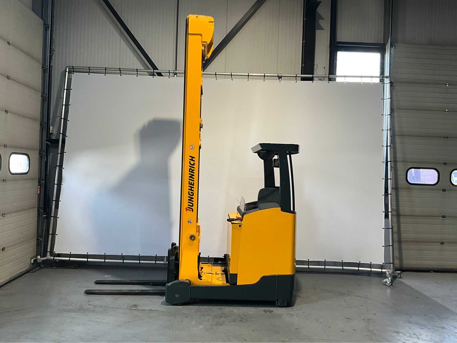 Jungheinrich - ETV 216 - Reach truck Triplex - Freelift - Si, Zakelijke goederen, Machines en Bouw | Heftrucks en Intern transport