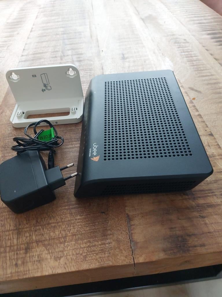 Ubee EVW3200  Router modum, Ophalen of Verzenden, Gebruikt, Router met modem