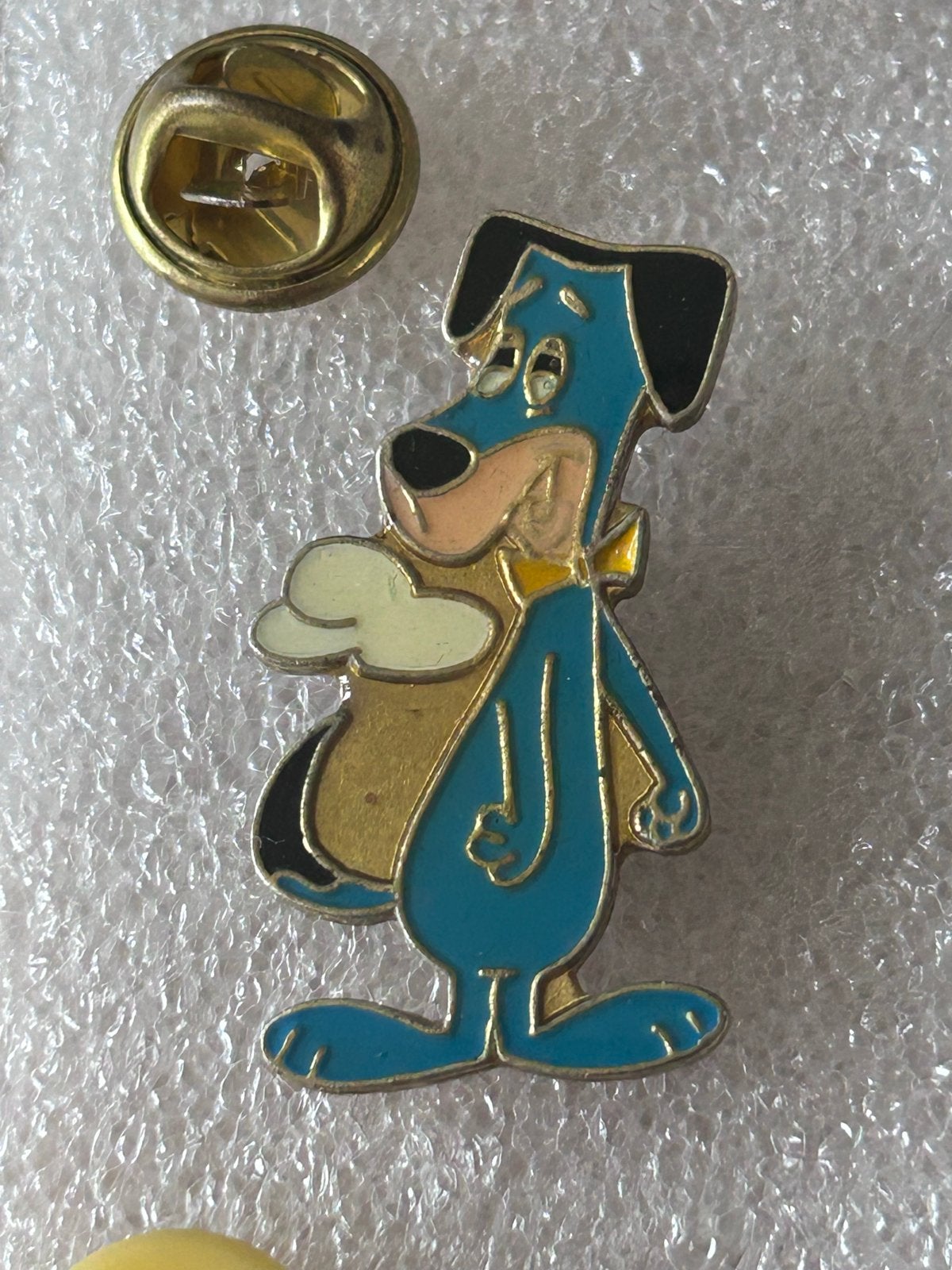 Huckleberry Hound Pin - Vintage Cartoon Figuurtje, Verzamelen, Ophalen of Verzenden, Gebruikt, Figuurtje, Speldje of Pin
